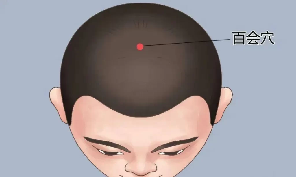 俯瞰視点から見た男性の頭部イラスト、百会穴の位置を赤いマークで示す、頭痛や風邪に効果的なツボ