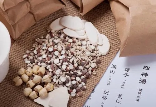 四神湯の漢方生薬材料を散らばせたアイキャッチ画像:ヨクイニン、芡実、茯苓、山薬の構成