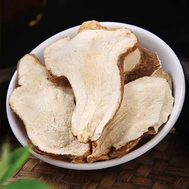 白い皿に盛られたスライスされた白朮の生薬