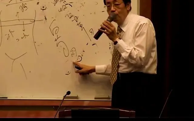 扶陽フォーラムで講演中の倪海厦老師、白いYシャツとメガネ姿