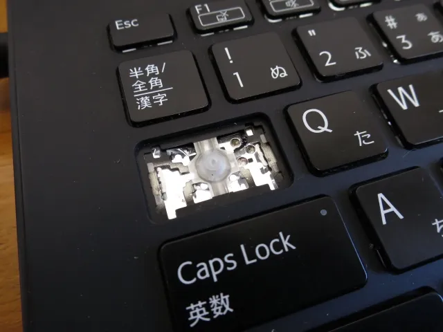 激しいタイピングでキーが一つ欠けた古いキーボード