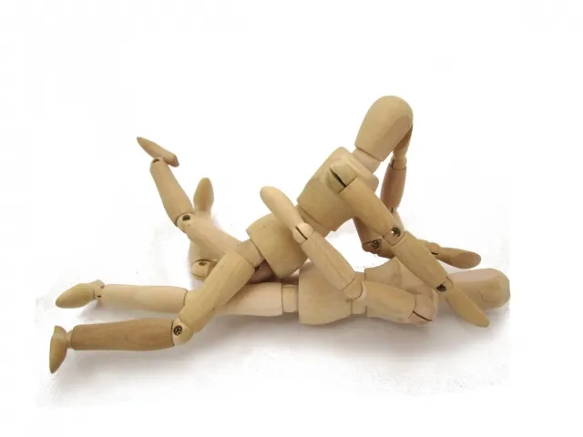 絡まって殴り合う二つの人形（喧嘩イメージ）