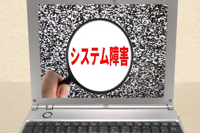 パソコンの画面にシステムエラーやフリーズの文字が表示された状態。張静先生の診療所で患者さんが来るとよく起きる（？）トラブル