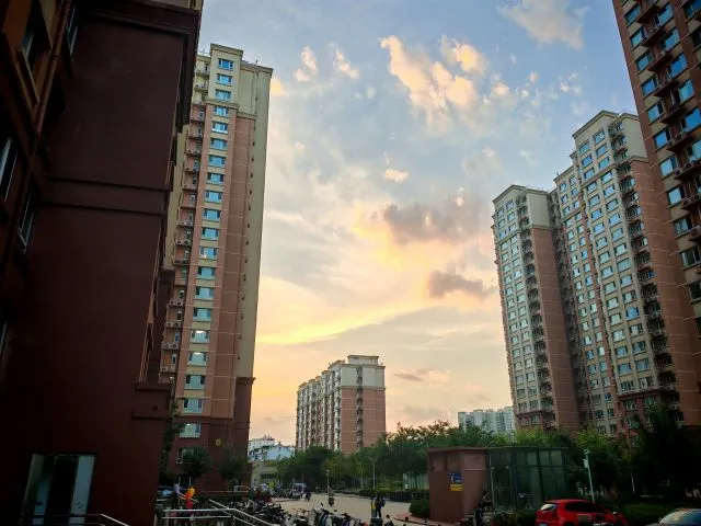 中国河北省石家荘市に林立する高層マンションと青空の風景