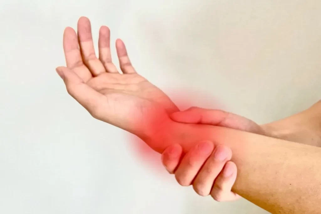 左腕の痛みを訴え右手で腕を強く掴む70歳男性のイラスト、心臓病や心筋梗塞の隠れた症状を表す