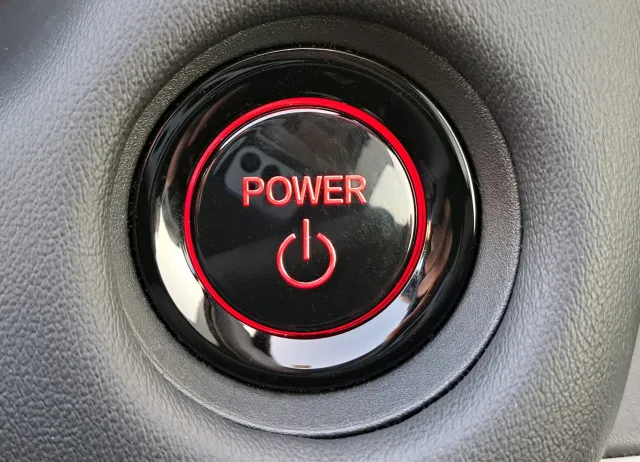 自動車のパワースイッチのクローズアップ写真