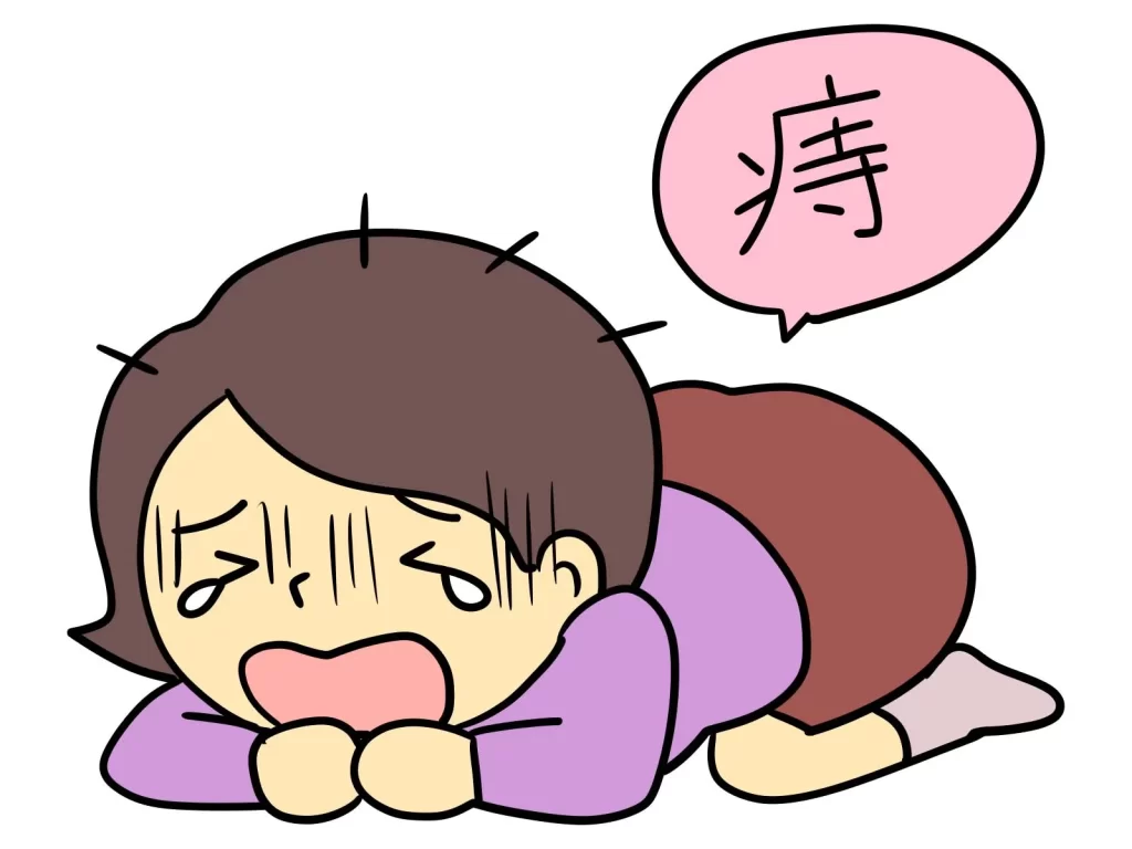 痔の痛みでうつ伏せになり苦しむ女性のイラスト