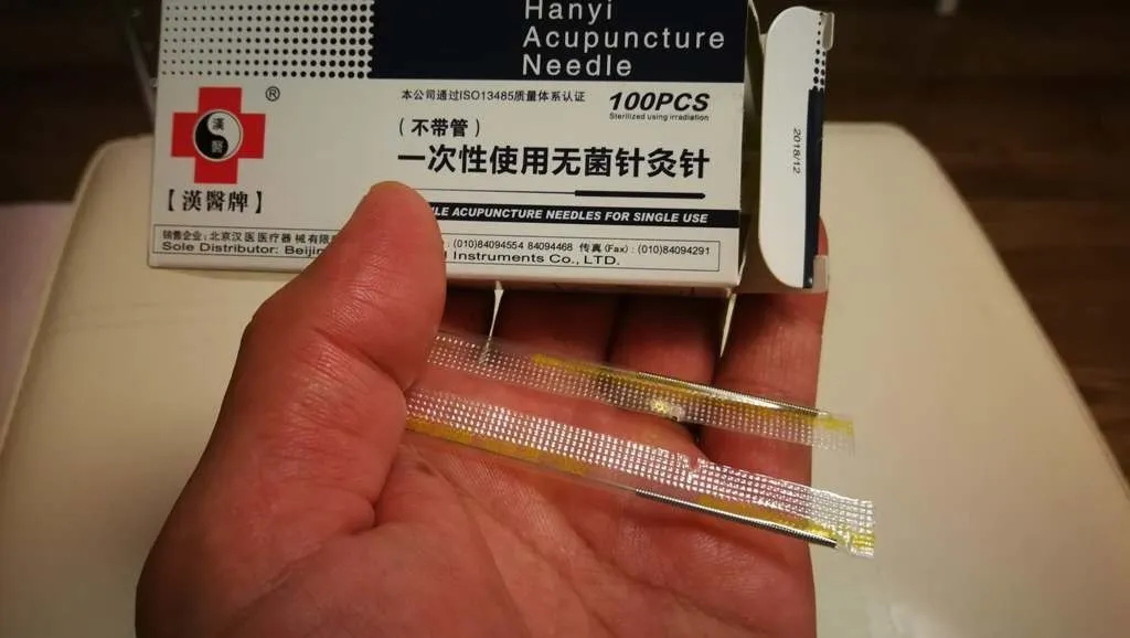 使い捨ての中国鍼が1本ずつ包装され、左手に乗せて衛生面を示している写真