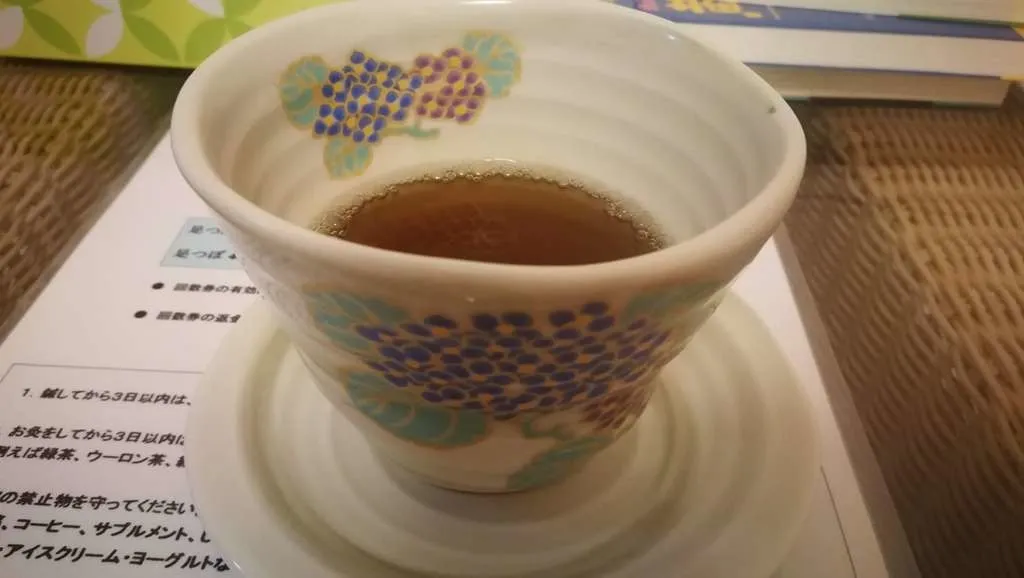 青い花柄の茶碗に入った当院の自作漢方茶