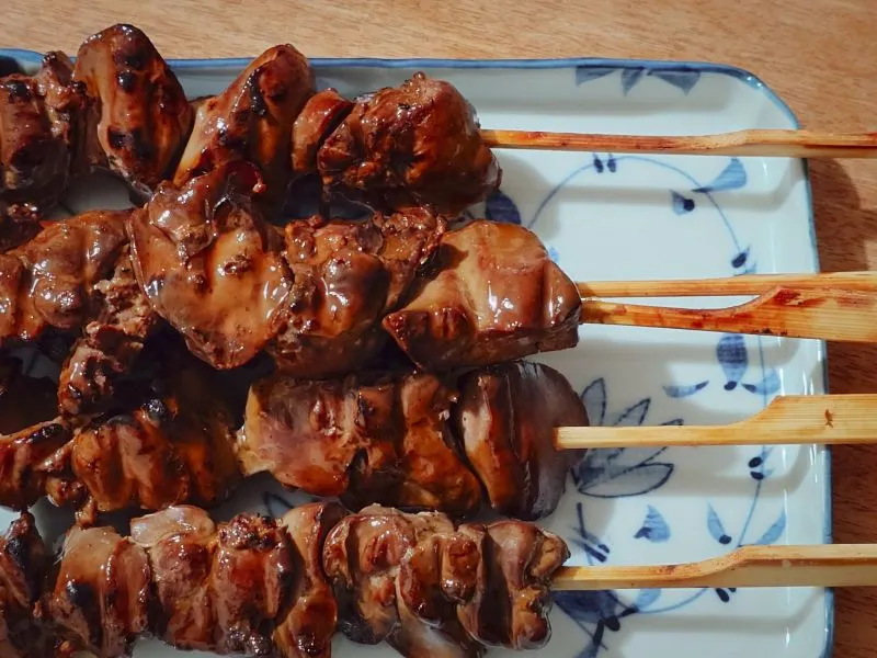 皿に盛られた焼き鳥レバー
