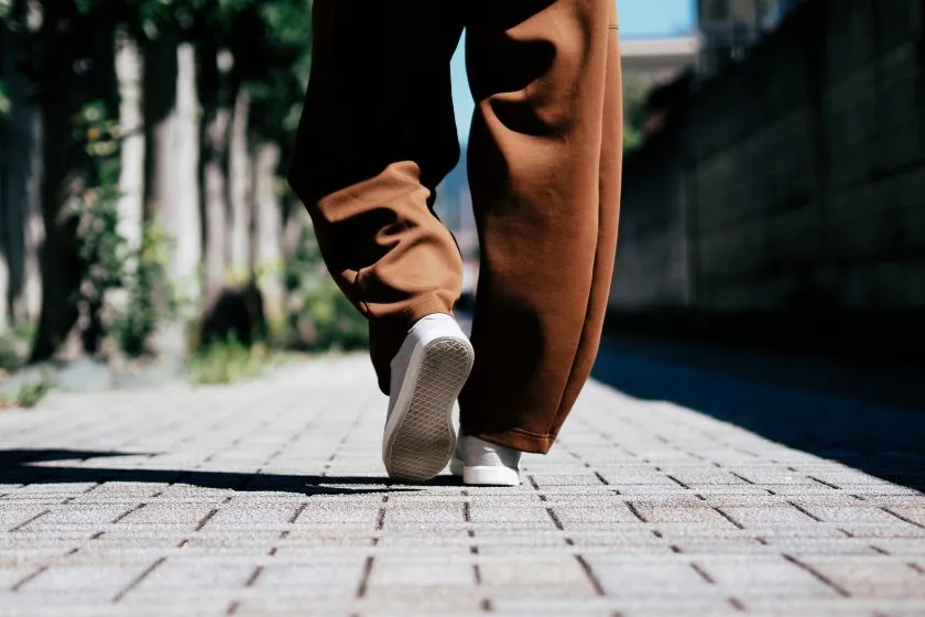 石畳の道を歩く女性の足元